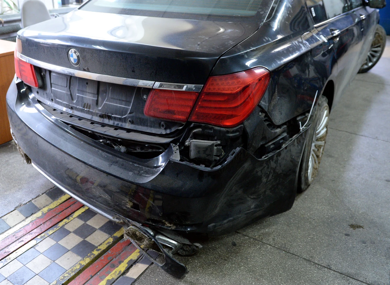 BMW 760 High Security prezydenta z uszkodzoną oponą