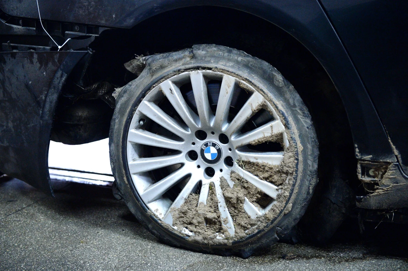 BMW 760 High Security prezydenta z uszkodzoną oponą