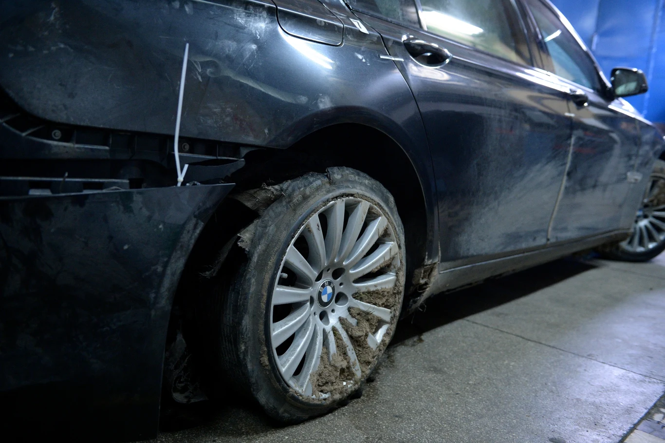 BMW 760 High Security prezydenta z uszkodzoną oponą