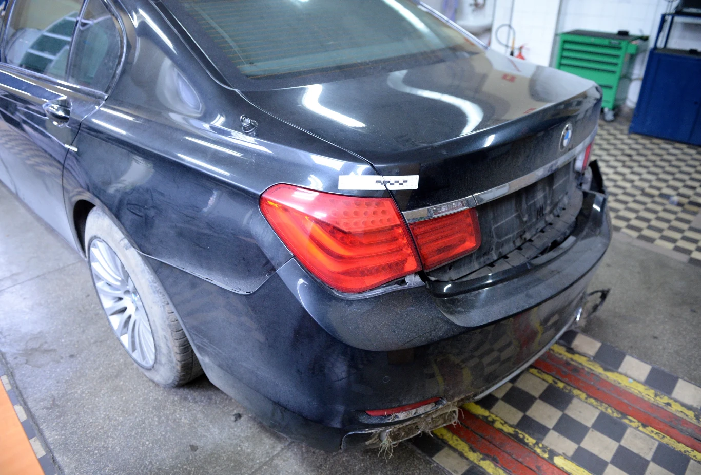 BMW 760 High Security prezydenta z uszkodzoną oponą