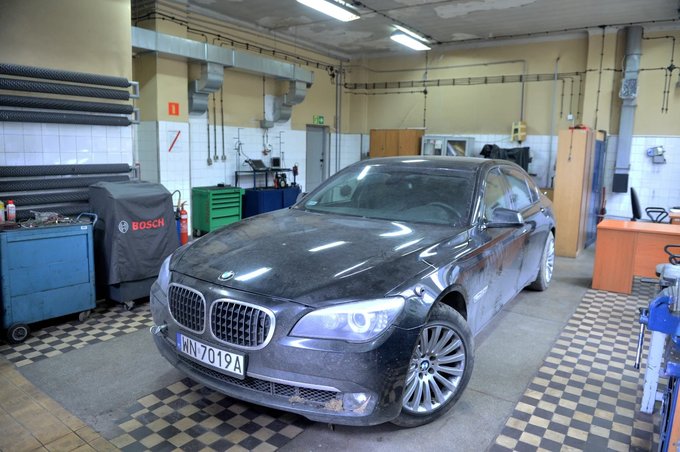 BMW 760 High Security prezydenta z uszkodzoną oponą