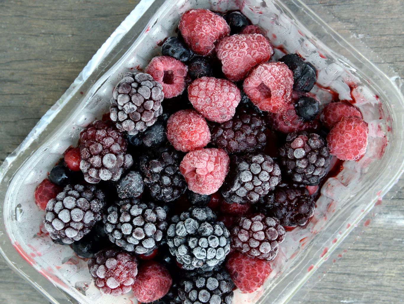 Wyjęte z zamrażalnika owoce przeznaczone dla niemowlęcia najpierw należy kilkakrotnie przelać wrzątkiem Wyjęte z zamrażalnika owoce przeznaczone dla niemowlęcia najpierw należy kilkakrotnie przelać wrzątkiem