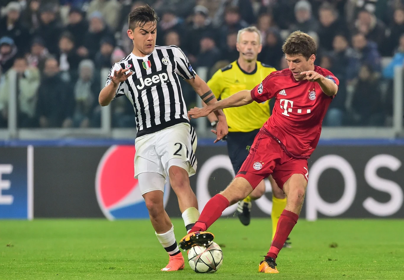 Thomas Mueller (z prawej) w pojedynku z Paulo Dybalą