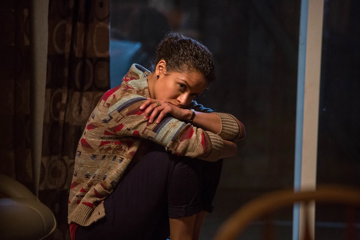 Gugu Mbatha-Raw w scenie z filmu "Wstrząs"