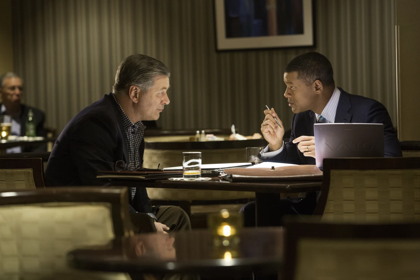 Alec Baldwin i Will Smith w scenie z filmu "Wstrząs"