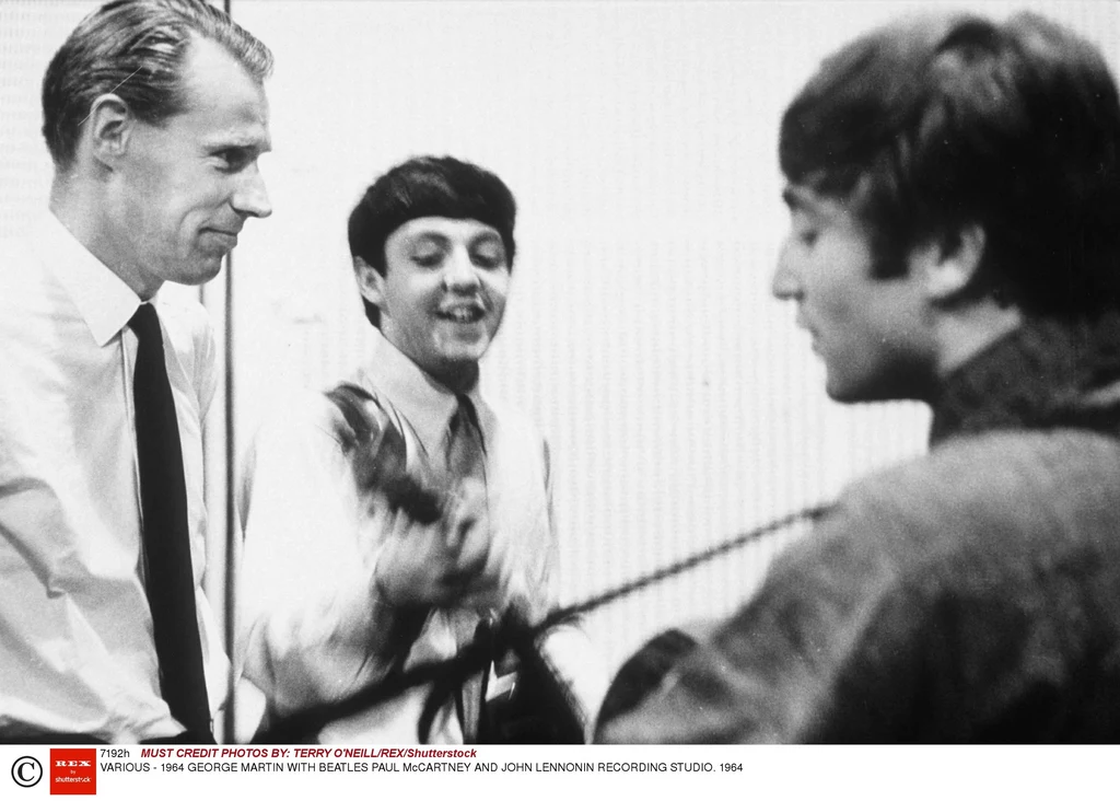 George Martin (z lewej), Paul McCartney i John Lennon w 1964 r.