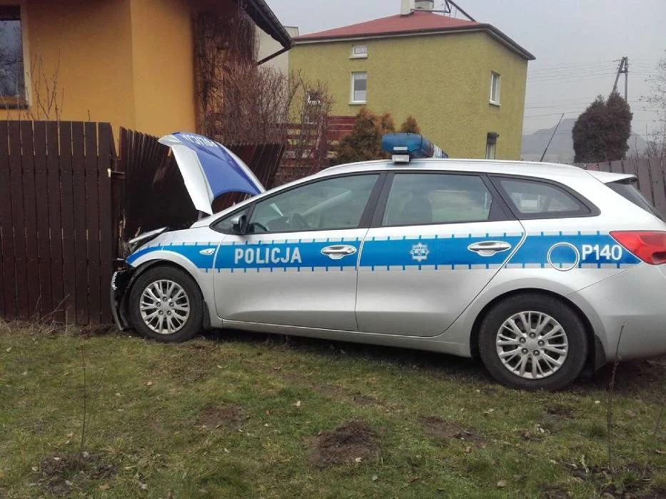 Policyjna Kia cee'd zniszczyła ogrodzenie stojącego przy drodze domu. /Fot. Straż Pożarna w Wodzisławiu Śląskim