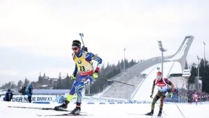 Martin Fourcade (pierwszy z lewej) na trasie biegu na 20 km