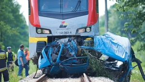 Zderzenie nawet z niezbyt szybko jadącym pociągiem potrafi mocno zniszczyć samochód