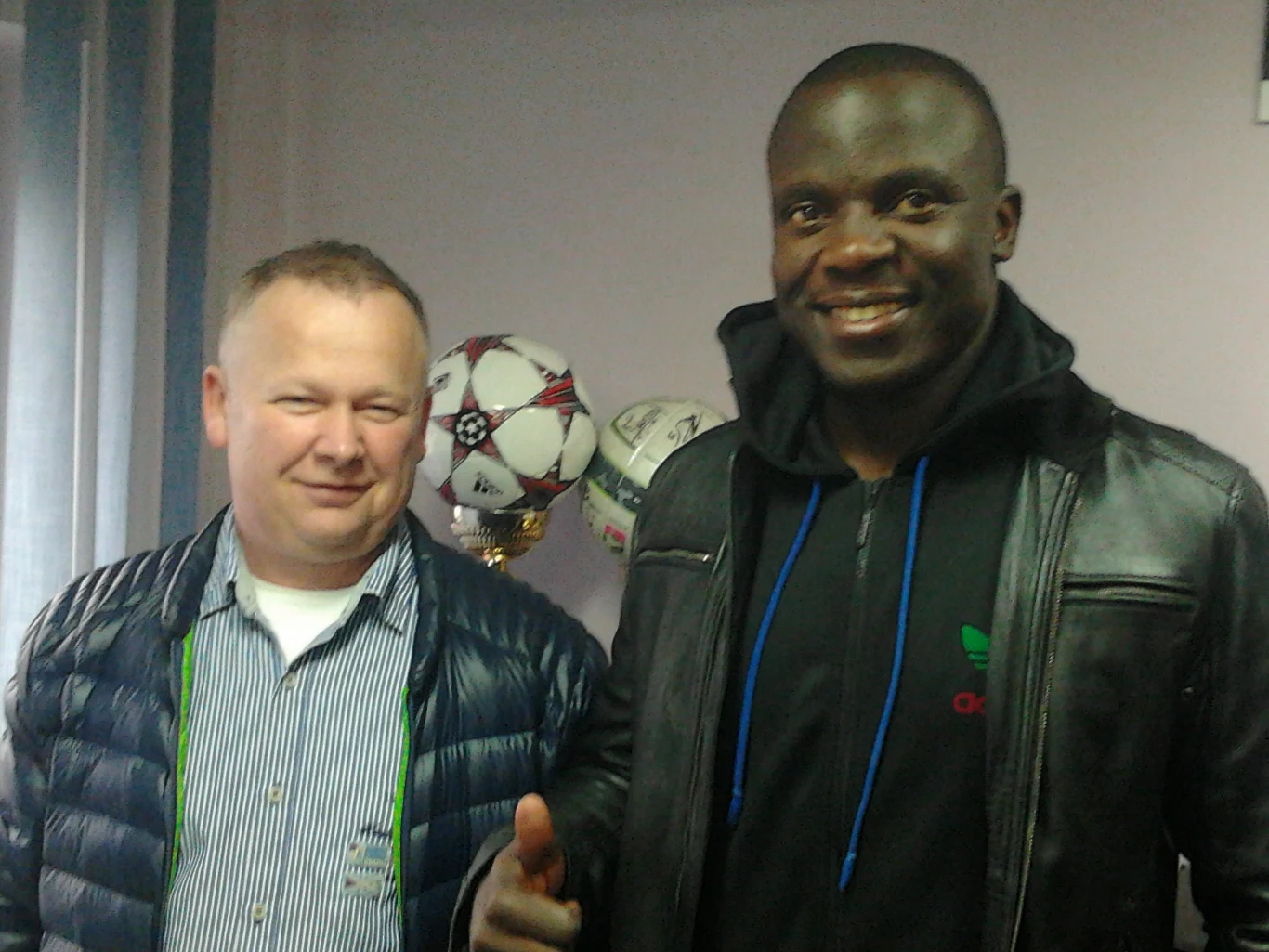 Ireneusz Strychacz, prezes LZS Piotrówka i Takesure Chinyama. 