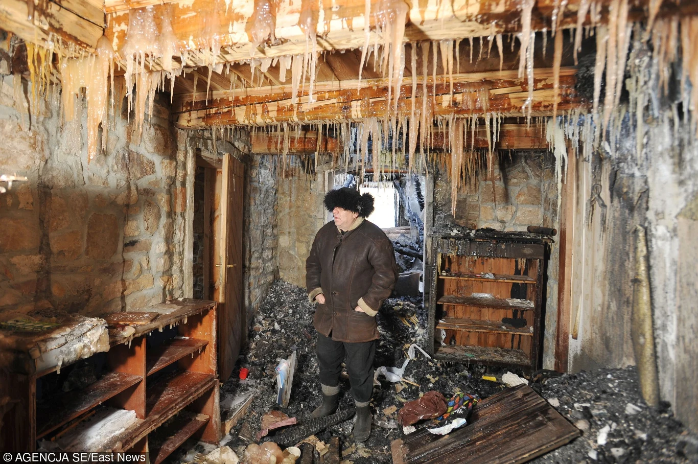 Kazimierz Mazur w spalonym domu