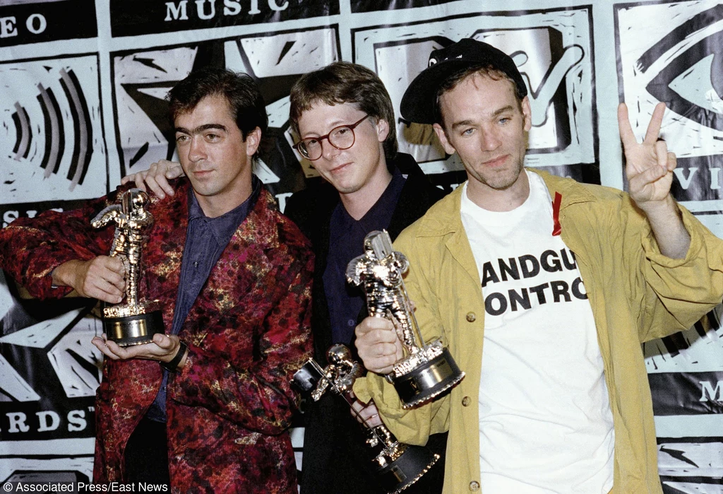 3/4 składu R.E.M. (od lewej: Bill Berry, Mike Mills i Michael Stipe) na gali MTV Video Music Awards w 1991 r.