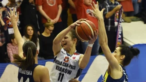 Z piłką zawodniczka Wisły Can-Pack Kraków Agnieszka Szott-Hejmej 
