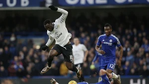 Piłkarz Chelsea Branislav Ivanovic próbuje powstrzymać Romelu Lukaku z Evertonu