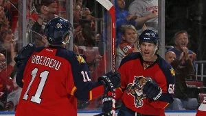 Jaromir Jagr (z prawej) wciąż zachwyca formą