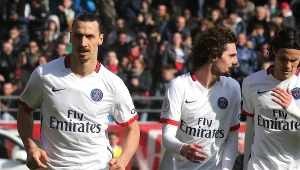 Zlatan Ibrahimović (z lewej) strzelił w meczu z Troyes trzy gole w dziewięć minut