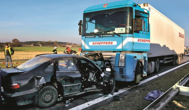 Na autostradzie A1 kierowca Hondy poruszając się pod prąd wjechał w ciężarówkę – zginęły 3 osoby, a trzech kolejnych pasażerów odniosło obrażenia.