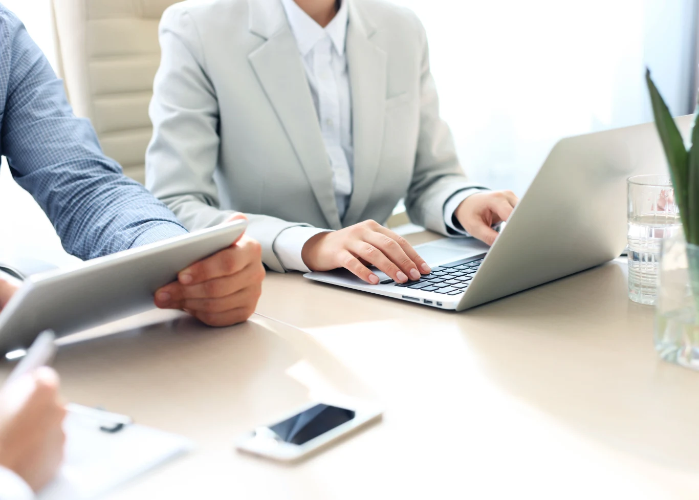 Prowadzili fałszywe sklepy internetowe. Oszukali prawie tysiąc osób Prowadzili fałszywe sklepy internetowe. Oszukali prawie tysiąc osób