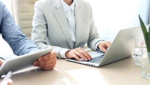 Prowadzili fałszywe sklepy internetowe. Oszukali prawie tysiąc osób