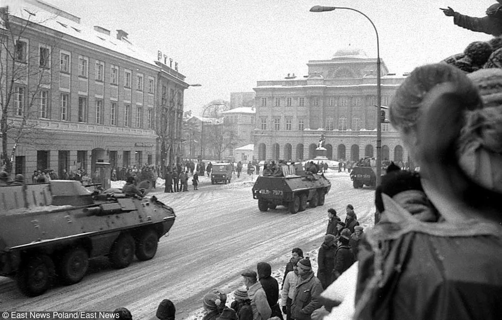 Oddziały wojska na Krakowskim Przedmieściu w Warszawie w okolicach Uniwersytetu. Początek stanu wojennego, zima 1981/82