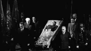 Pogrzeb Boleslawa Bieruta: warta honorowa przy trumnie zmarłego wystawionej na widok publiczny