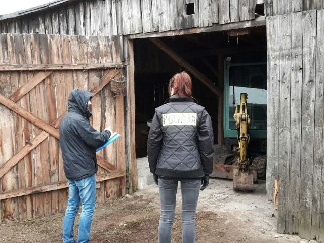 Stodoła okazała się... dziuplą / Fot: Policja