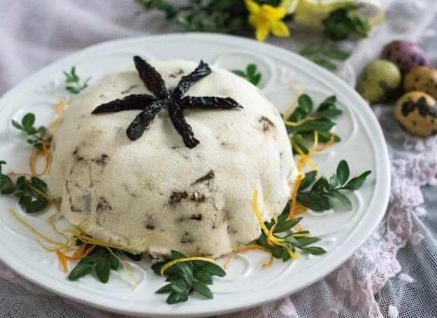 Pascha wielkanocna ze śliwkami kalifornijskimi