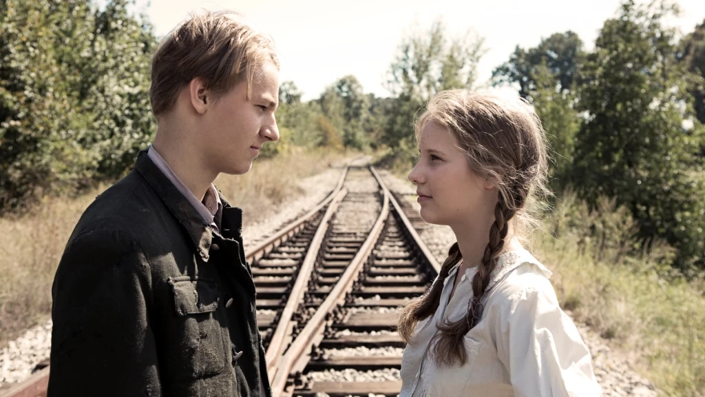 Filip Piotrowicz i Urszula Bogucka w scenie z filmu "Letnie przesilenie"