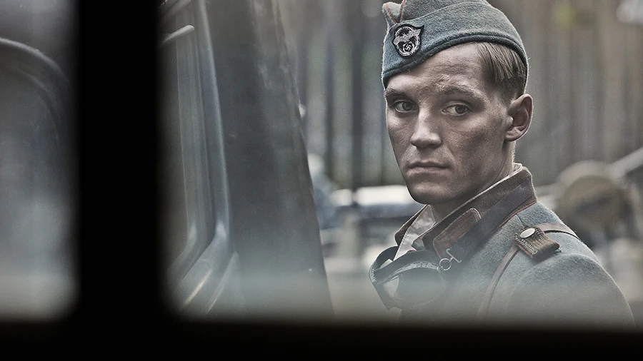 Jonas Nay w scenie z filmu "Letnie przesilenie"