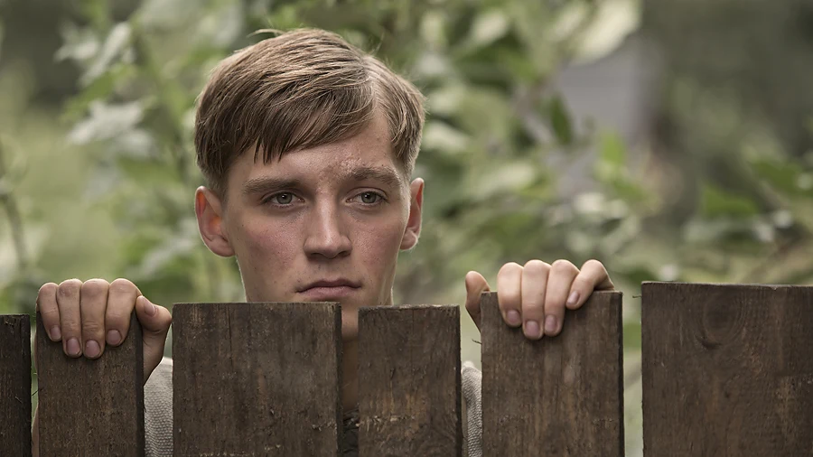 Jonas Nay w scenie z filmu "Letnie przesilenie"