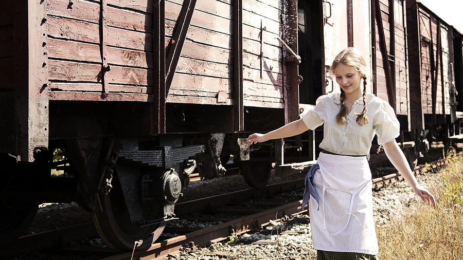 Urszula Bogucka w scenie z filmu "Letnie przesilenie"