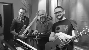 Piotr Grudziński (w środku) podczas ostatniej sesji nagraniowej z Riverside