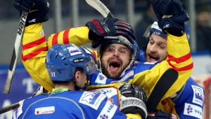 Hokeista TatrySki Podhale Nowy Targ Bartłomiej Neupauer (C) cieszy się z gola podczas pierwszego meczu o 3. miejsce Ekstraligi z Ciarko PBS Bank STS Sanok