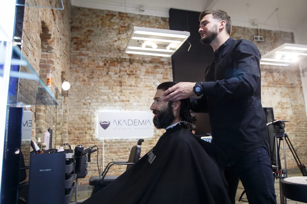 Eksperci podpowiedzą nie tylko jaki rodzaj zarostu jest najlepszy. Pomogą również w doborze fryzury oraz odpowiedniej stylizacji Eksperci podpowiedzą nie tylko jaki rodzaj zarostu jest najlepszy. Pomogą również w doborze fryzury oraz odpowiedniej stylizacji