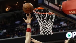 Marcin Gortat (z lewej) z Washington Wizards w podkoszowej walce z Nikolą Miroticiem z Bulls