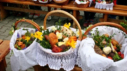 Koszyczek ze święconką przyzdobiony bukszpanem to popularny widok w Wielką Sobotę.