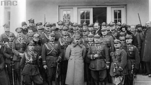 Marszałek Józef Piłsudski w otoczeniu wojskowych