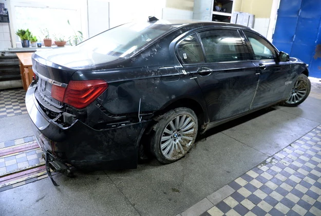 Prezydenckie BMW 760Li High Security po rozerwaniu opony