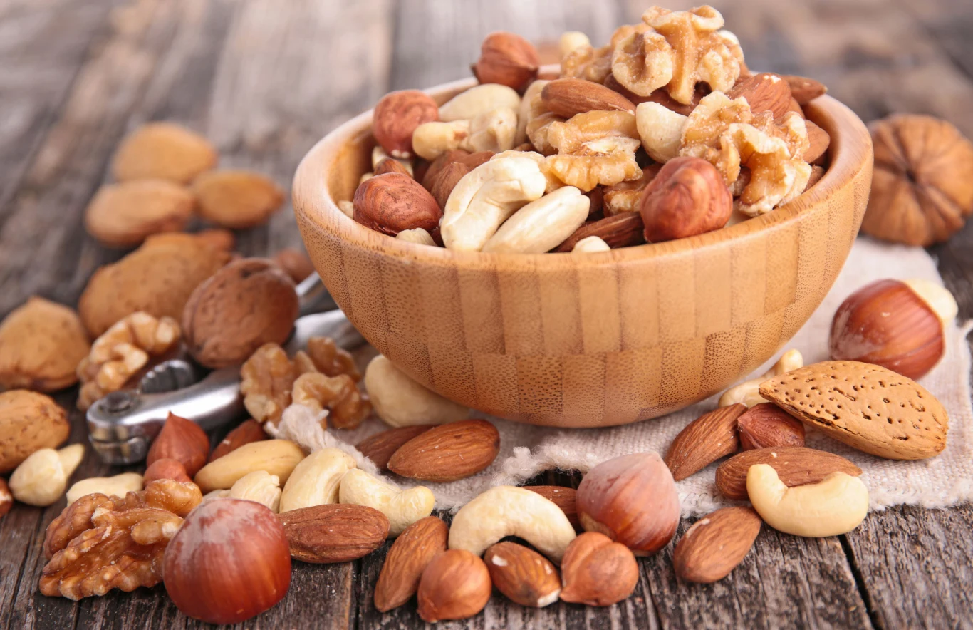 Garść orzechów dziennie, może pomóc w obniżeniu ryzyka zachorowania na demencję nawet o 16 proc. 