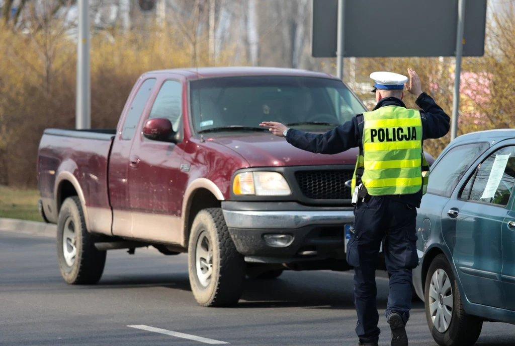 Policjant zatrzymując samochód do kontroli nigdy nie wie czy nie trafi na mocno nerwowego kierowcę