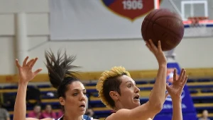 Koszykarka Wisły Can-Pack Kraków Cristina Ouvina (L) atakuje Julie McBride (P) z Artego Bydgoszcz