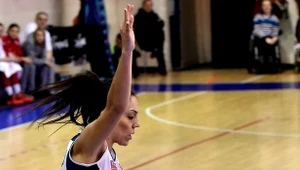 Koszykarka Wisły Can-Pack Kraków Cristina Ouvina (L) blokuje Julie McBride (P) z Artego Bydgoszcz; fot: Jacek Bednarczyk