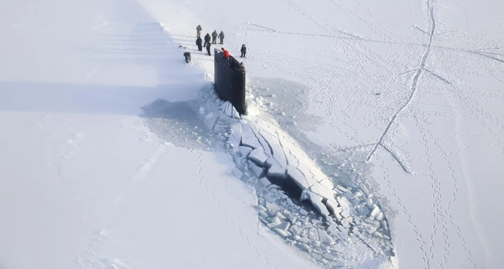 USS "Hartford" wśród lodów