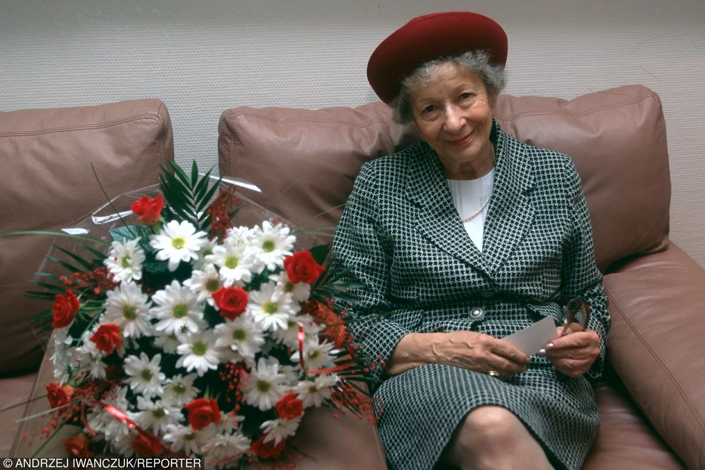 05.12.1996 Warszawa.Lotnisko Okecie.Wislawa Szymborska w dniu odlotu do Sztokholmu po odbior Literackiej Nagrody Nobla. fot.Andrzej Iwanczuk/REPORTER 