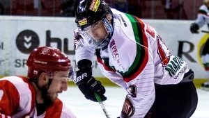 Stawką rywalizacji Comarchu Cracovii (Patryk Wajda, z lewej) i GKS Tychy (Jarosław Rzeszutko), jest nie tylko MP, ale i LM