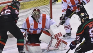 Bramkarz Cracovii Rafał Radziszewski (C) oraz Jakub Witecki (L) i Mikołaj Łopuski (P) z GKS