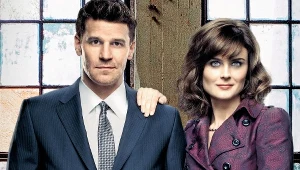 W listopadzie ekipa serialu – w tym Boreanaz i Deschanel – złożyła do sądu pozew przeciw FOX-owi o wypłacenie im należnych „dziesiątek milionów” profitów. Sprawa w toku