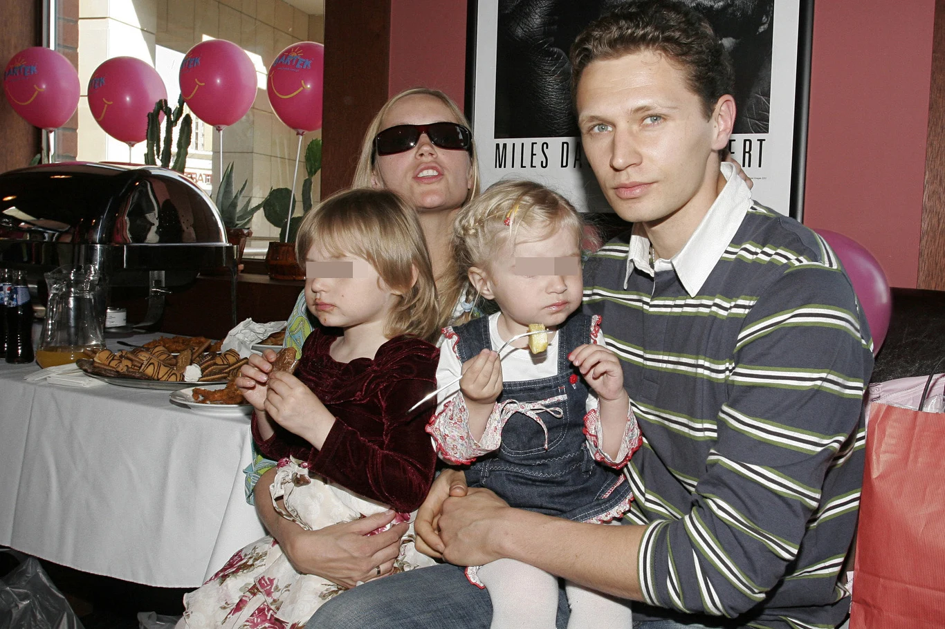 Dominika i Michał z córkami Dominika i Michał z córkami