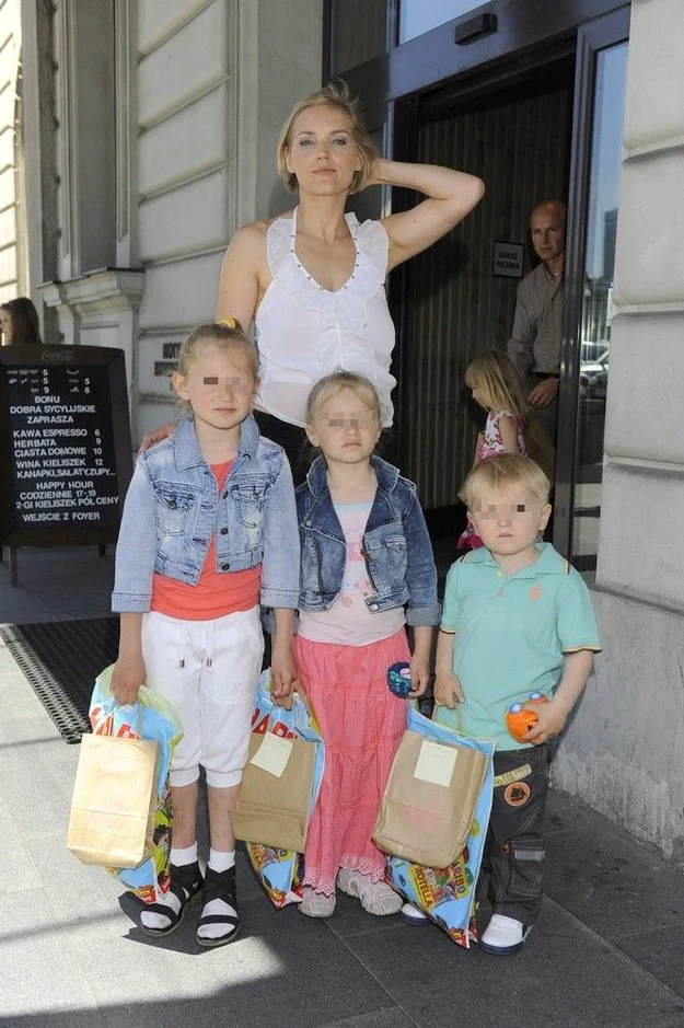 Dominika z dziećmi Dominika z dziećmi