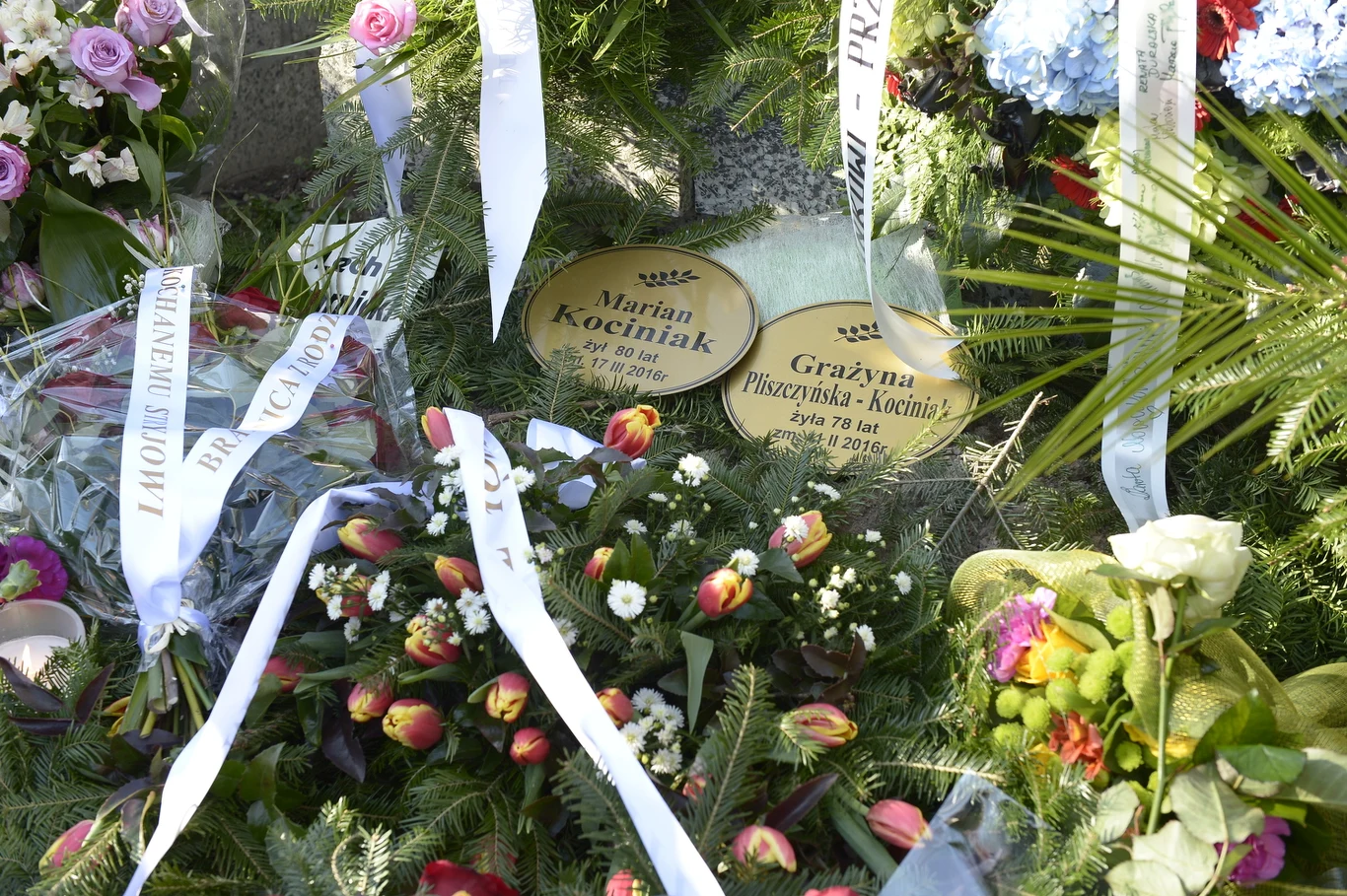 W Warszawie pożegnano Mariana Kociniaka, wybitnego aktora, który zmarł 17 marca po długiej chorobie. Aktor spoczął w grobie rodzinnym na cmentarzu Ewangelicko-Reformowanym przy ulicy Żytniej w Warszawie.

Artysta spoczął obok niedawno zmarłej żony, Grażyny Kociniak

 